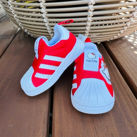 ♥️Hello Kitty ♥️Adidas♥️New - size 4 - Picture 4 of 7
